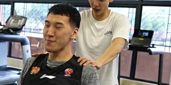 leyusport-广东训练更新！徐杰欺负阿旺，崔永熙麦考尔大汗，奎因萨姆纳搞怪|力量训练|杜润旺|力量|国家队|复出_新浪体育_新浪新闻