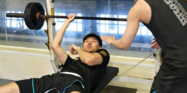 leyusport-广东训练更新！徐杰欺负阿旺，崔永熙麦考尔大汗，奎因萨姆纳搞怪|力量训练|杜润旺|力量|国家队|复出_新浪体育_新浪新闻