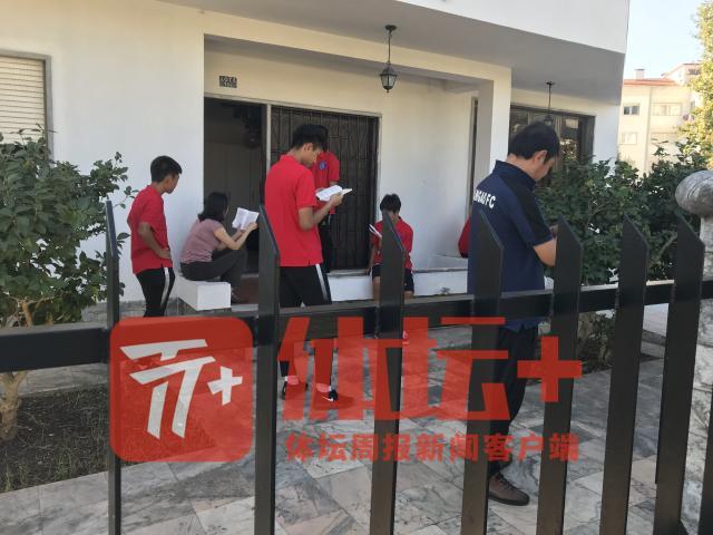 1668350195913023366.jpg 北京三高队的球员在防葡期间业余时间自觉选择读书学习.jpg