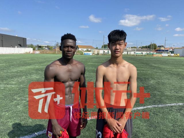 1668350151917085812.jpg 同为东方龙俱乐部U19青年队的球员,中国小球员与葡萄牙当地球员身体上的差异一目了然.jpg